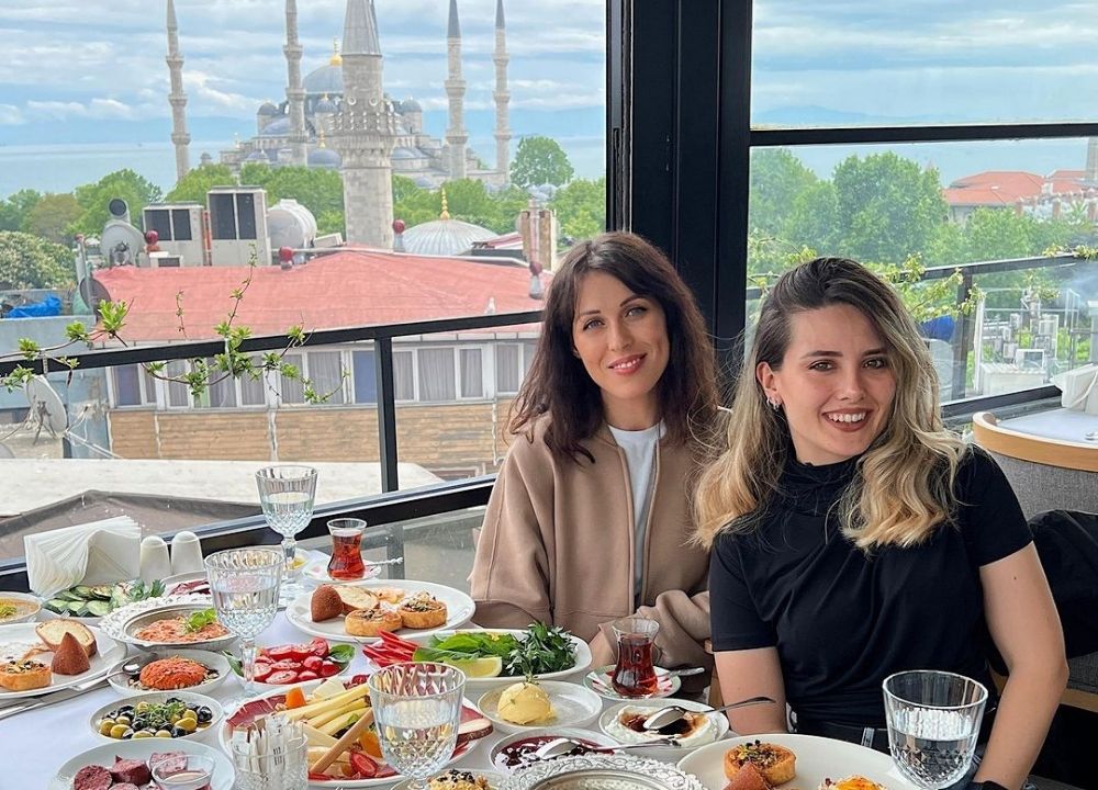 Deraliye Terrace Restaurant: İstanbul'un Kalbinde Geç Kahvaltı Keyfi