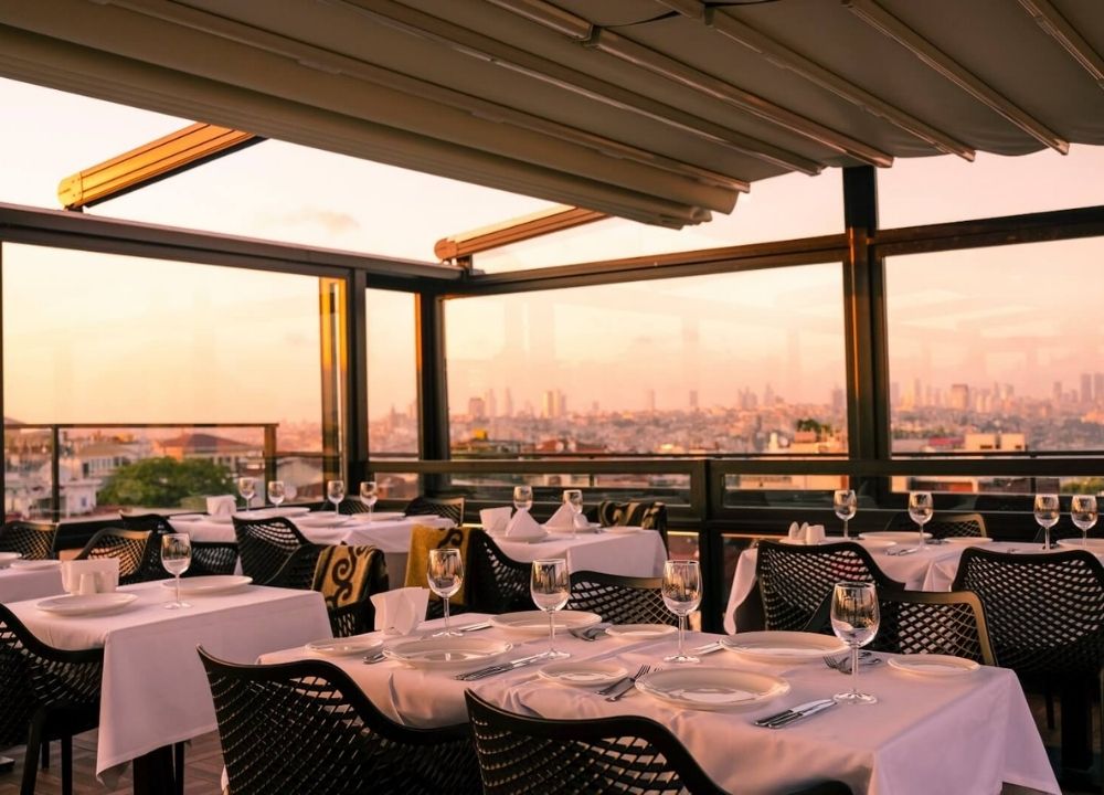 Deraliye Teras Restoran'ı keşfedin: Panoramik Bir Yemek Deneyimi